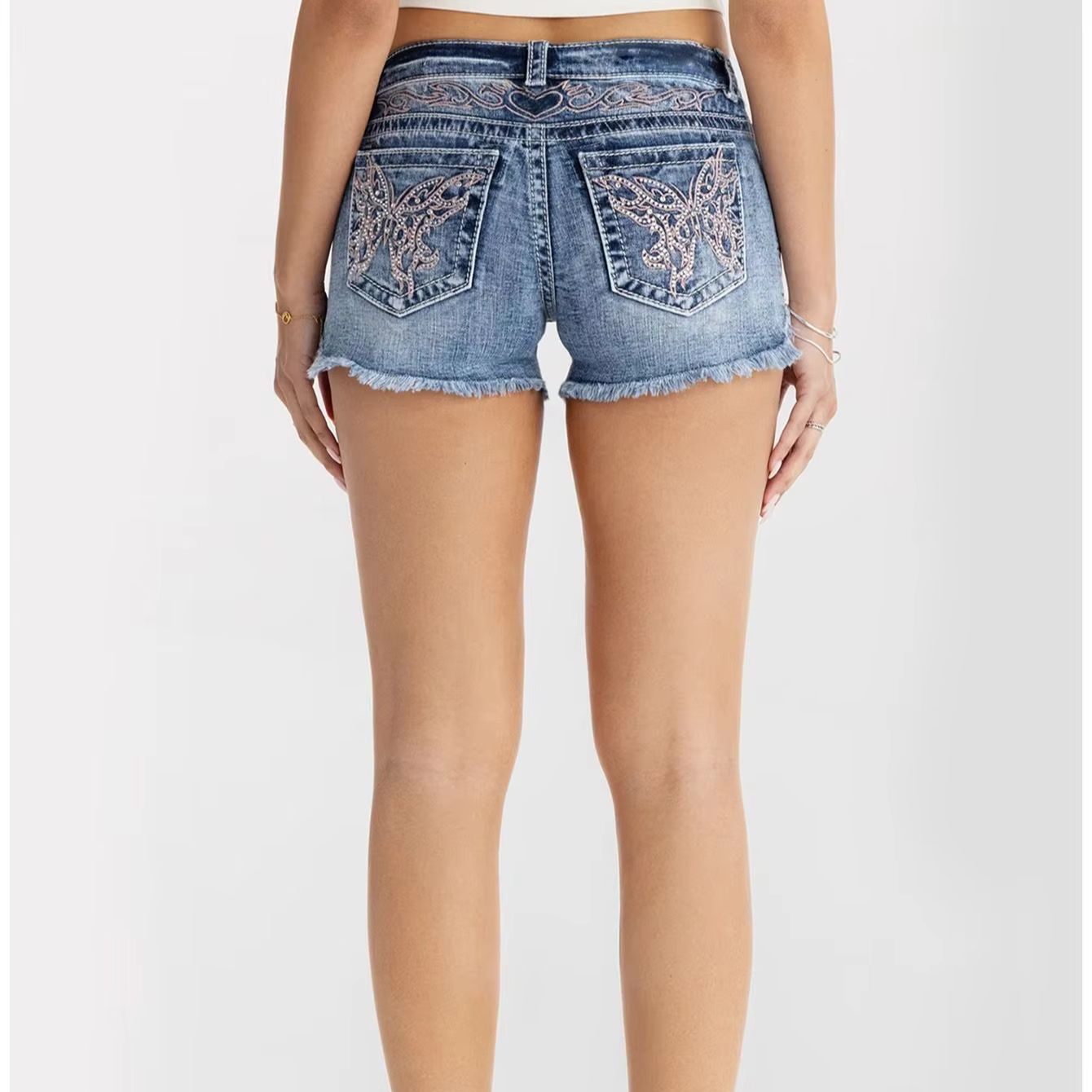 ملابس نسائية: شورتات جينز نسائ - مراجعة Shorts Denim Frayed وسعره